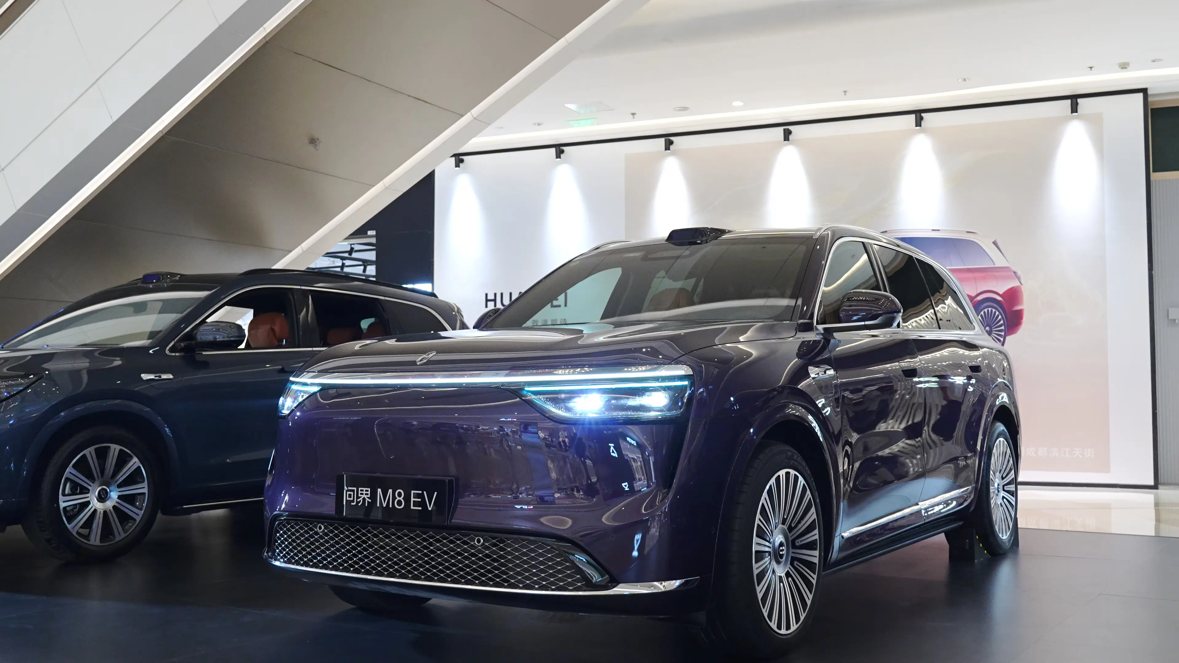 探店问界M8纯电版：咬准大尺寸SUV市场，与理想i8/蔚来ES8抢用户