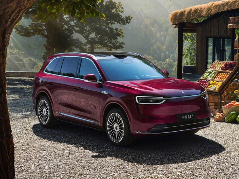 新款问界M7内饰曝光！搭载三块独立液晶屏，配备全新方向盘