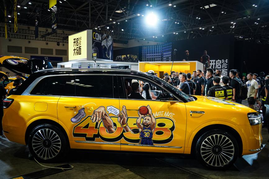 科技与热爱共赴山城，问界M9化身“库里战车”千里追星