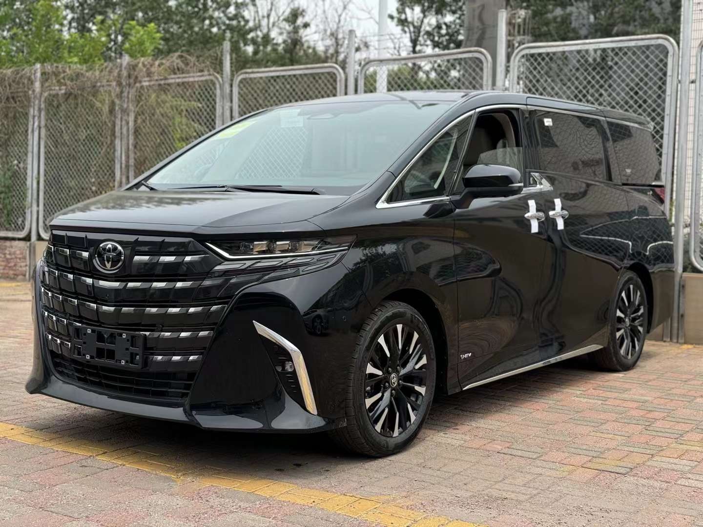 现车埃尔法保姆商务车-一键查询报价及配置