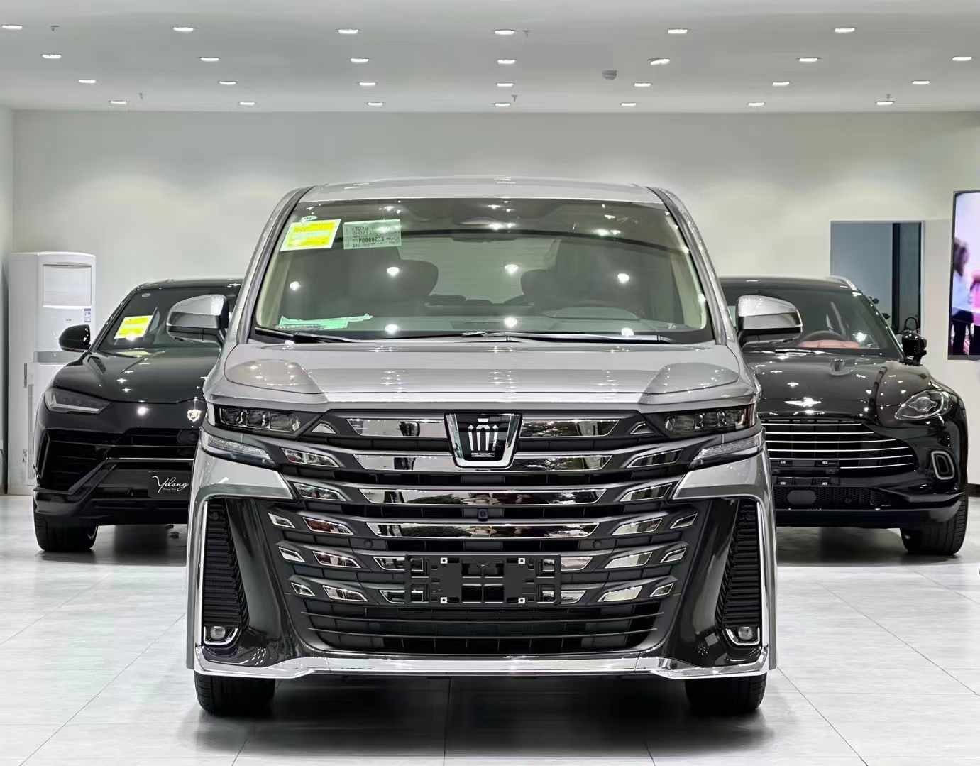 皇冠威尔法实拍图片解析 2024款威尔法皇冠价格