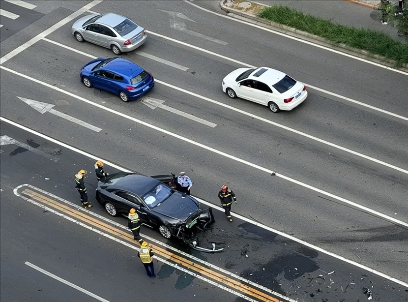 北京交警通报劳斯莱斯撞车事故,车评人陈震转发并称以通告为准