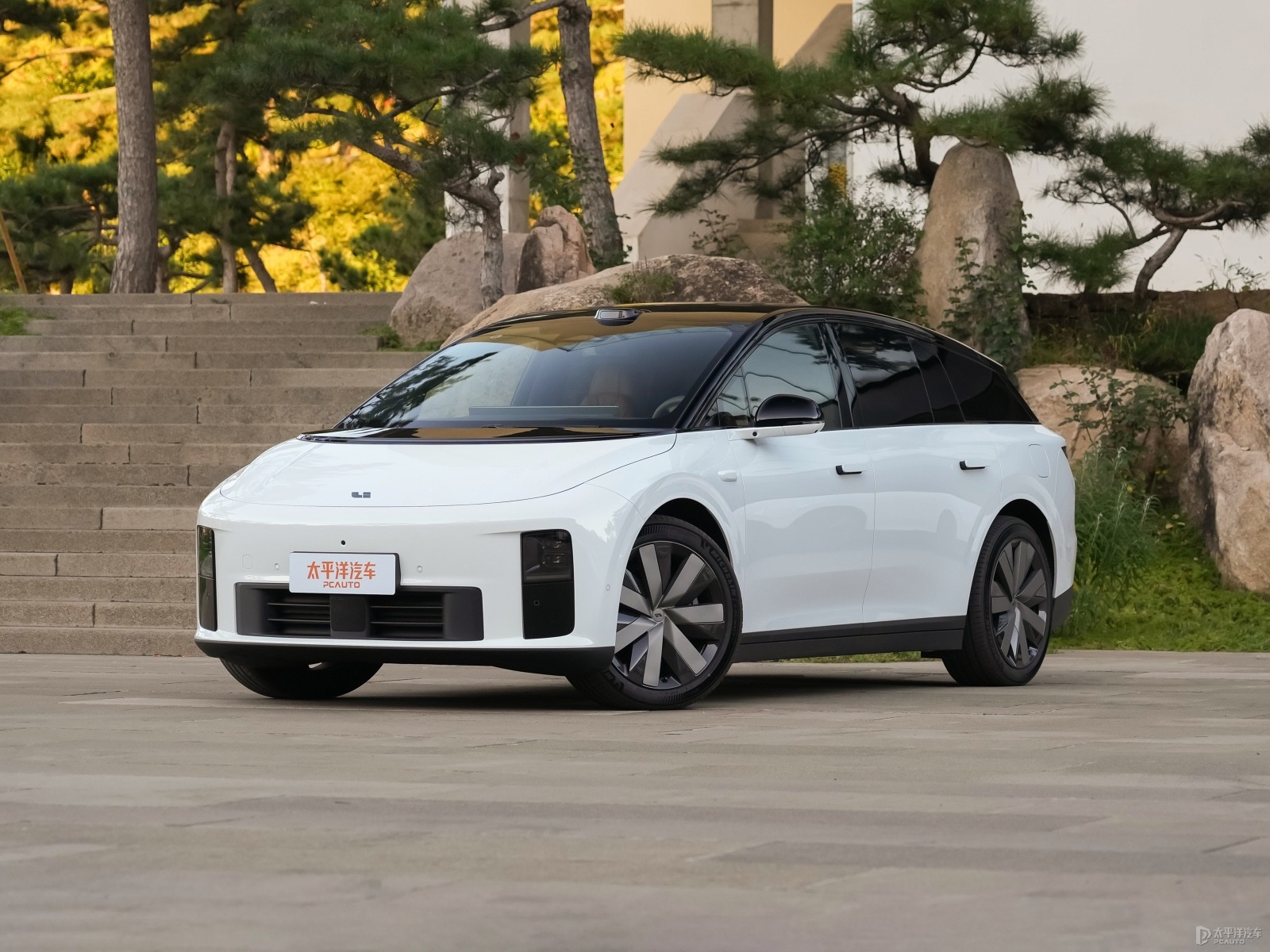 理想i6上半年累计销量超12万辆 超越小米YU7斩获中大型SUV销冠
